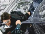 Ethan Hunt (Tom Cruise) los guantes escaladores en 'Misión Imposible: Protocolo Fantasma'.