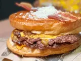 Así es la primera smash burger en pan de New York roll.