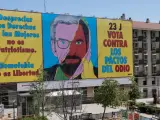 Imágenes de la lona de Avaaz que ha desplegado en la Plaza Pedro Zerolo de Madrid para denunciar los pactos del PP y VOX.