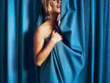 Retrato realizado por Douglas Kirkland con la actriz envuelta en unas cortinas azules en 1965.