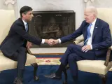 El presidente de Estados Unidos, Joe Biden, estrecha la mano del primer ministro del Reino Unido, Rishi Sunak, durante una reunión bilateral en el Despacho Oval de la Casa Blanca en Washington en junio pasado.