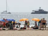 Bañistas en la playa de Valencia, este lunes 10 de julio.