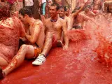 Jóvenes bañados en tomate en la fiesta más popular de Buñol