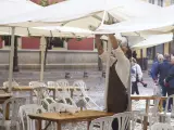 Un camarero habilita una mesa en un bar en Sevilla.