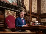 El alcalde de Barcelona, Jaume Collboni, preside el primer pleno municipal en el Ayuntamiento después de la sesión de investidura.