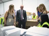 El delegado del Gobierno en Madrid, Fernando Mart&iacute;n, en una visita en el centro de log&iacute;stica electoral.