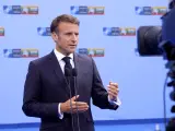 El presidente de Francia, Emmanuel Macron, hablando para los medios de comunicación en su llegada a la cumbre de la OTAN en Vilna (Lituania).