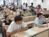 Estudiantes en el primer día de la convocatoria extraordinaria de julio realizando examen de acceso a la Universidad en Sevilla.