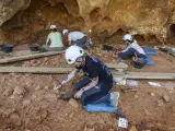 La campaña de excavaciones estival en los yacimientos de la sierra de Atapuerca (Burgos) ha permitido hallar indicios de los primeros suelos especialmente preparados para crear un hogar por moradores del Neolítico, un descubrimiento único en todo el mundo.