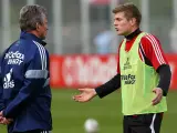 Heynckes y Toni Kroos durante un entrenamiento en el Bayer Leverkusen.