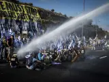 La policía dispersa a los manifestantes israelís con cañones de agua.