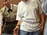 La reclusa Leslie Van Houten en su audiencia de libertad condicional ante los miembros de la Junta de Condiciones Penitenciarias el 28 de junio de 2002, en la Institución para Mujeres de California en Corona.