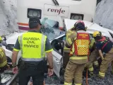Un muerto y dos heridos graves al arrollar un tren a un coche en un paso a nivel en Lugo
