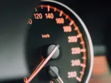 Cazan a un conductor a 388 km/h, la velocidad más alta registrada, pero podría librarse de la multa