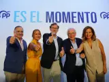 El expresidente del Gobierno Mariano Rajoy (centro) junto a candidatos del PP de Melilla en un mitin.