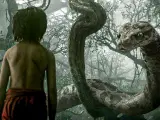 Mowgli y Kaa en el live-action de 'El libro de la selva' (2016).