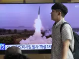 Una pantalla de televisión muestra una imagen de archivo del lanzamiento del misil de Corea del Norte durante un programa de noticias en la estación de tren de Seúl en Seúl, Corea del Sur, miércoles 12 de julio de 2023.