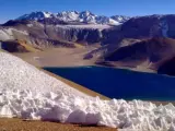 Lago Inca Pillú al lado de los glaciares