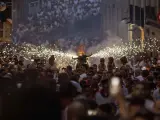 Miles de personas participan en la celebración del Toro de fuego, durante las fiestas de San Fermín en Pamplona.