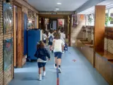 Varios niños en el hall del colegio Virgen de Europa durante el primer día de clase.
