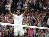 Alcaraz celebra su pase a la final de Wimbledon.