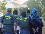 La Guardia Civil, en colaboración con el Centro Nacional Inteligencia (CNI), ha detenido en la localidad de Tudela de Duero (Valladolid) a una mujer de 23 años por un delito de terrorismo, vinculado con Daesh.