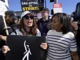 La actriz Fran Drescher, presidenta del sindicato de actores SAG-AFTRA, durante el primer día de huelga en Hollywood.