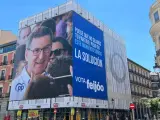 Lona desplegada por el PP en el centro de Madrid.