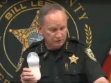 El Sheriff del Condado de Nassau muestra el biberón