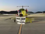 Tres activistas de Futuro Vegetal rocían con pintura un jet privado en el aeropuerto de Ibiza.