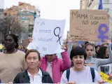 Varias mujeres protestan durante la manifestación del 8M en Lleida, Catalunya (España).