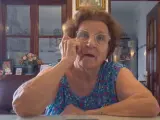 La abuela termina convenciéndose y habla con su supuesta pareja.