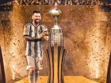 Imagen editada de Messi observando el trofeo de la Copa Libertadores.