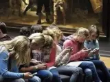 La imagen de adolescentes con el móvil en el Rijksmuseum de Ámsterdam es de 2014, pero la indignación la sigue viralizando