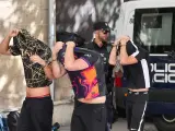 Imagen de los turistas alemanes detenidos por violar en grupo a una compatriota, a su llegada a los juzgados de Palma de Mallorca este sábado.
