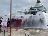 Activistas de Futuro Vegetal rocían de pintura un megayate en Ibiza para protestar por la crisis climática.