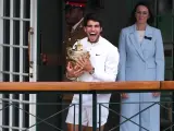 Carlos Alcaraz exhibe el trofeo en el balcón de Wimbledon.