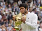 Alcaraz besa su primer trofeo de Wimbledon, su segundo 'grande' después del US Open (2022)