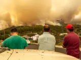 Las autoridades evacúan el municipio de Puntagorda ante el avance del incendio forestal.