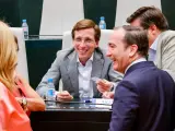 El alcalde de Madrid, Jos&eacute; Luis Mart&iacute;nez-Almeida, junto a su n&uacute;cleo de confianza en el Pleno extraordinario de este lunes.