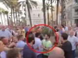 El secretario general de Vox, Ignacio Garriga, se encara con unos manifestantes en un mitin.