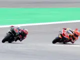 Moto GP curva entre Marc Márquez y Fabio Quartararo