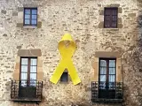 Un lazo amarillo en la Plaza Mayor de Lladó, en una imagen de archivo.