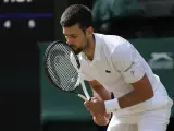 Djokovic, tras fallar un golpe en la final de Wimbledon ante Alcaraz.