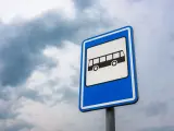 La señal de parada de autobús y de carril para autobuses son muy similares.