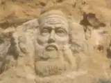 Así es la misteriosa cara que apareció esculpida en un acantilado de la playa de Rompeculos en Huelva.