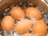 ¿Sirve para algo añadir vinagre al cocinar huevos cocidos?