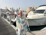 La guipuzcoana María del Rosario Tomasena Alzuni se ha convertido en la mujer más longeva en cruzar a nado las costas del Estrecho de Gibraltar al enlazar sus dos orillas a los 77 años.