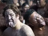 Los maoríes son una etnia polinésica que llegó a las islas de Nueva Zelanda, en el océano Pacífico sur, posiblemente de islas más al norte, como Rarotonga o Tongatapu. El equipo de rugby neozelandés es famoso por la danza guerrera o haka maorí que sus jugadores realizan frente a sus rivales antes de cada partido.