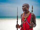 El pueblo masai vive en las sabanas de Kenia y Tanzania. Sus guerreros tenían fama ganada en épocas antiguas y los jóvenes masai debían cazar un león en solitario para convertirse en guerrero. Hoy se dedican a la ganadería y al pastoreo. Sus bailes y danzas son muy vistosos y coloridos.